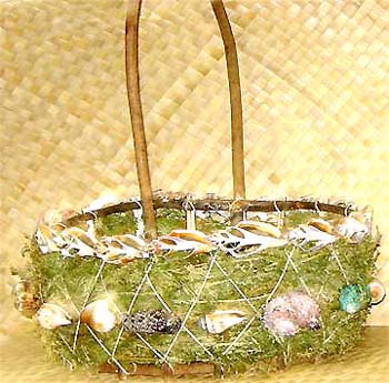 Holiday gift decorating crafts. Wholesale online catalog supplies Easter style basket with grass decor and sea shell decorations     / china-wholesale-product-exporter-002